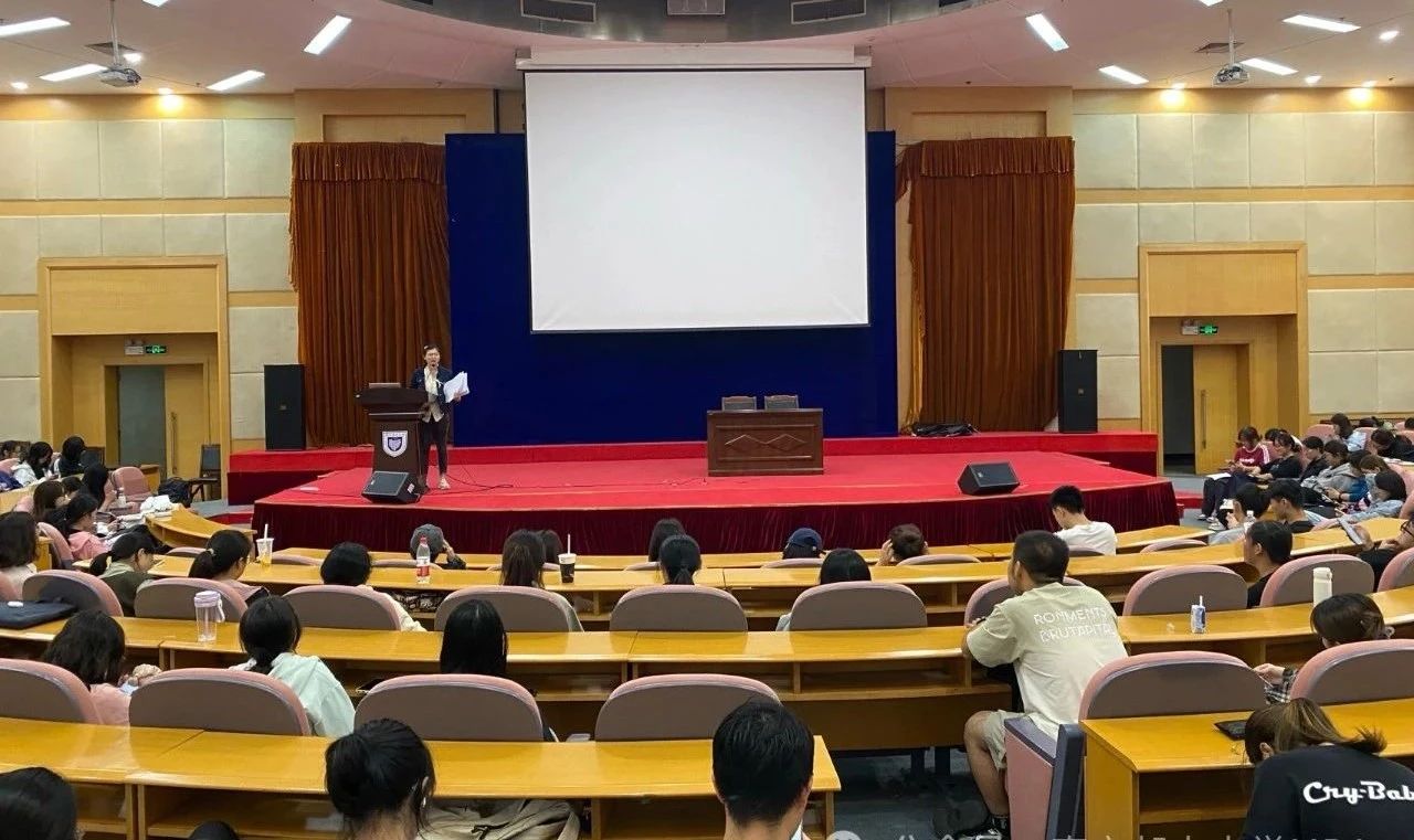 南郵MBA中心教師為管理學(xué)院2024級(jí)本科新生開(kāi)展科創(chuàng)競(jìng)賽講座