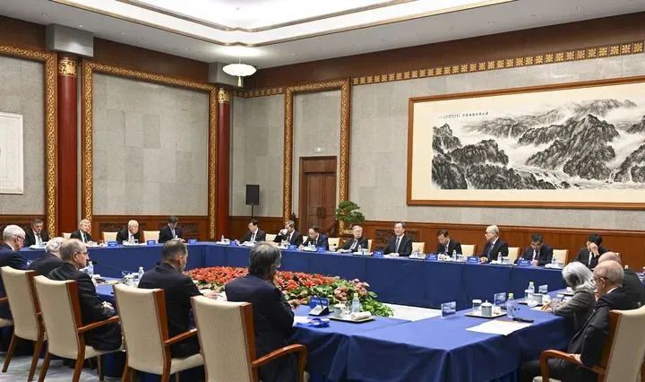 丁薛祥會見清華大學經(jīng)濟管理學院顧問委員會委員代表