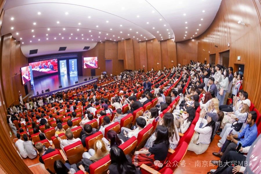 南京郵電大學(xué)MBA中心教師受邀擔(dān)任“正大杯”第十五屆全國大學(xué)生市場(chǎng)調(diào)查與分析大賽研究生組暨在華留學(xué)生組總決賽頒獎(jiǎng)嘉賓