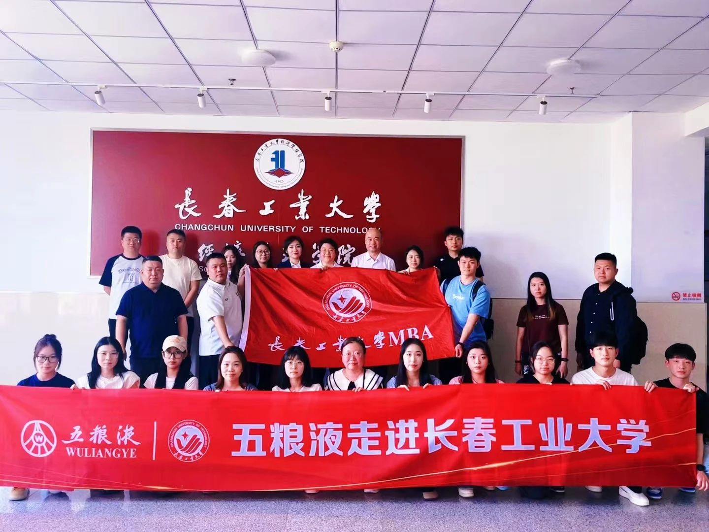 三杯九禮：文化賦能與職場競合丨五糧液×長春工大職場能力提升工作坊圓滿落幕