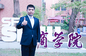 商學(xué)院之聲 | 專訪上海師范大學(xué)商學(xué)院黨委副書記傅毅教授：AI驅(qū)動(dòng)教學(xué)革新，全面提升學(xué)生管理創(chuàng)新能力與人文素養(yǎng)。